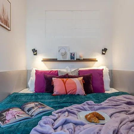 Apartman Days - One Bedroom With Terrace, Netflix & Parking *