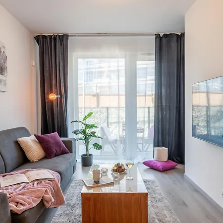 Days - One Bedroom With Terrace, Netflix & Parking *