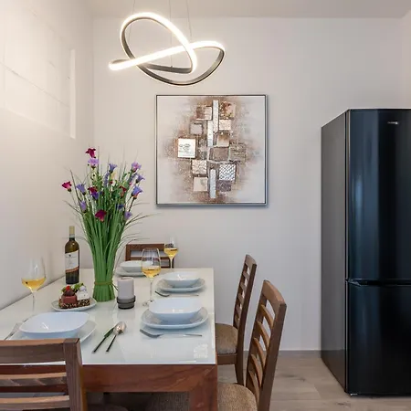 Days - One Bedroom With Terrace, Netflix & Parking *