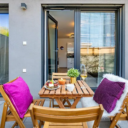 Days - One Bedroom With Terrace, Netflix & Parking