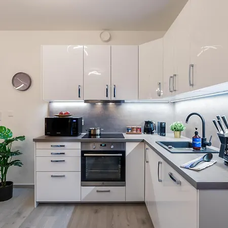 Apartment Days - One Bedroom With Terrace, Netflix & Parking Prague