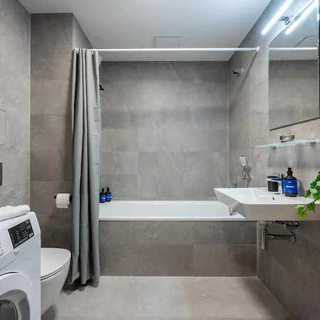 Days - One Bedroom With Terrace, Netflix & Parking Prague